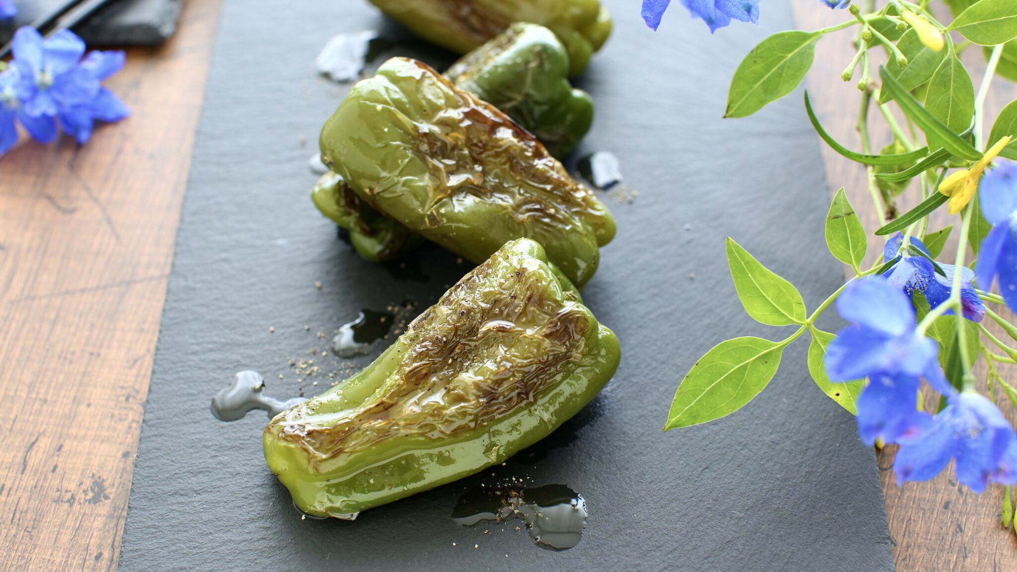 オリーブオイルでとろ甘！ピーマンソテーのレシピ。切らずに加熱が旨い