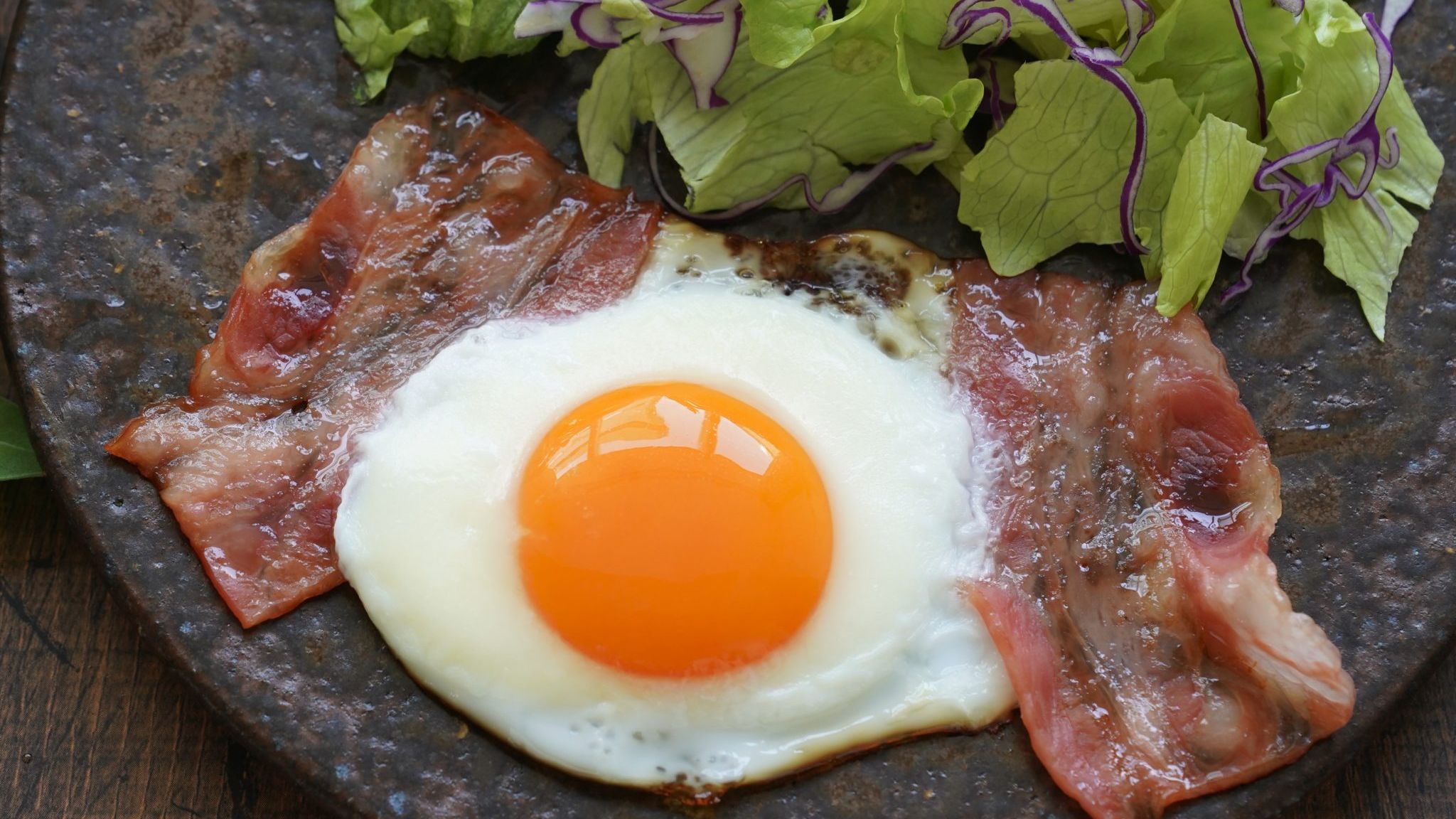 ストリングティング ベーコン エッグ 目玉焼き ピンク ベーコンエッグの作り方。焼き方のコツは水なし！簡単フライパンレシピ