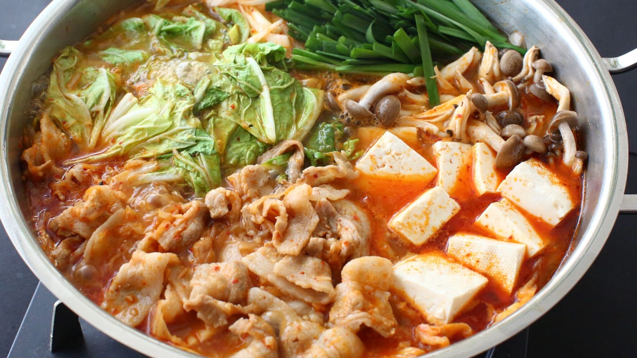 キムチ鍋のレシピ。ピリ辛×コク旨！冬の定番 | やまでら くみこ のレシピ