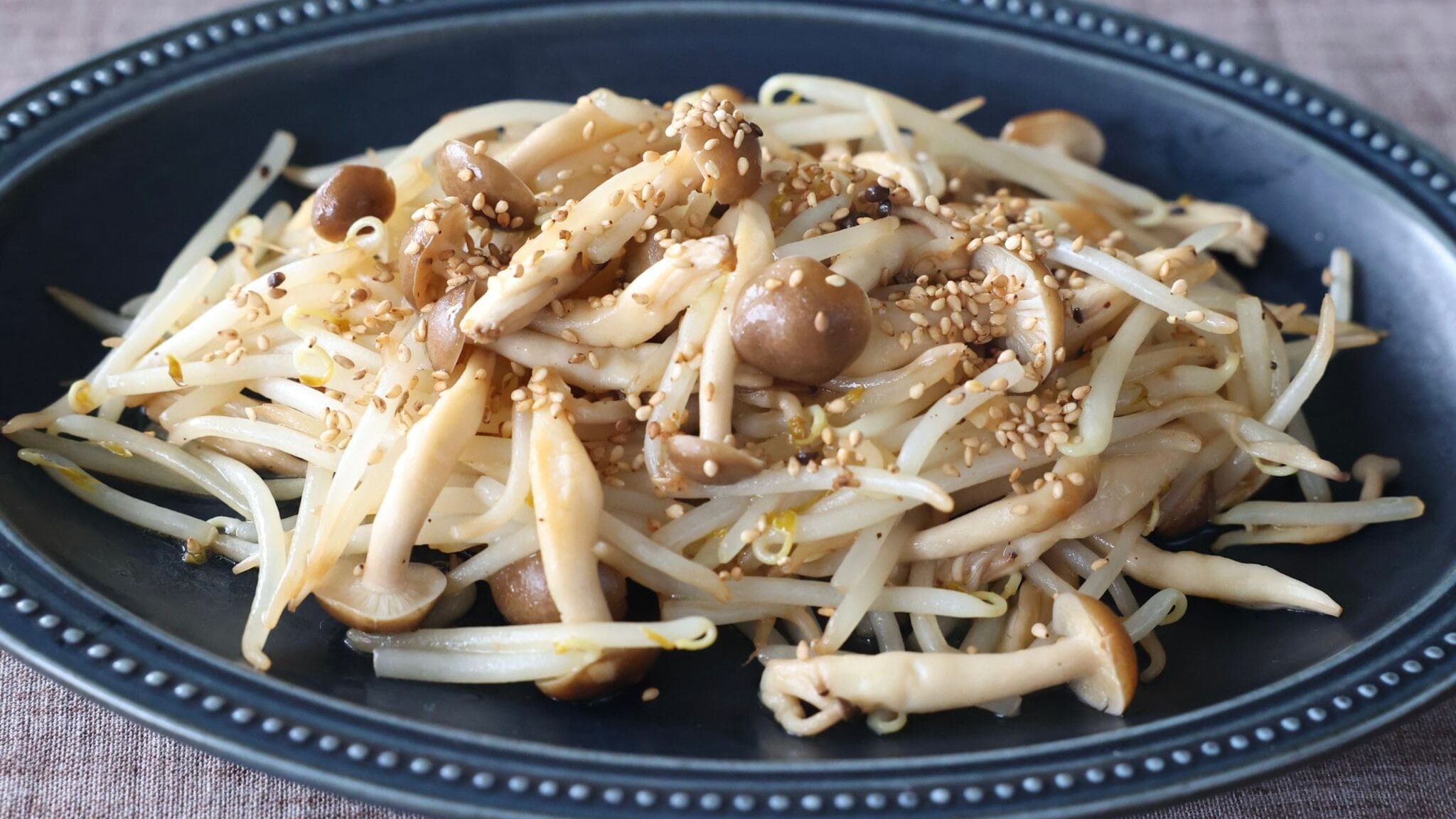 もやしとしめじの中華風うま塩炒め。肉なしでも満足の10分おかず | や