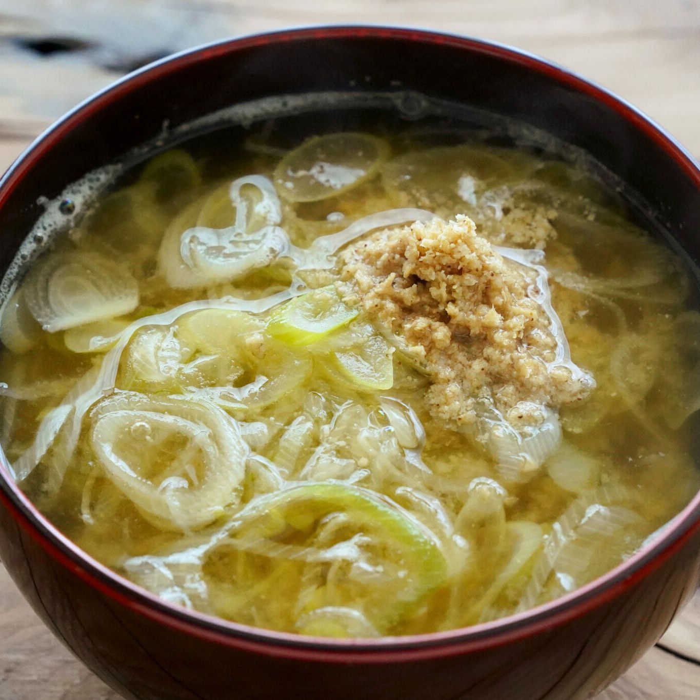 長ネギの味噌汁レシピ。ねぎだけで旨い！ごま油で炒めて甘みをアップ