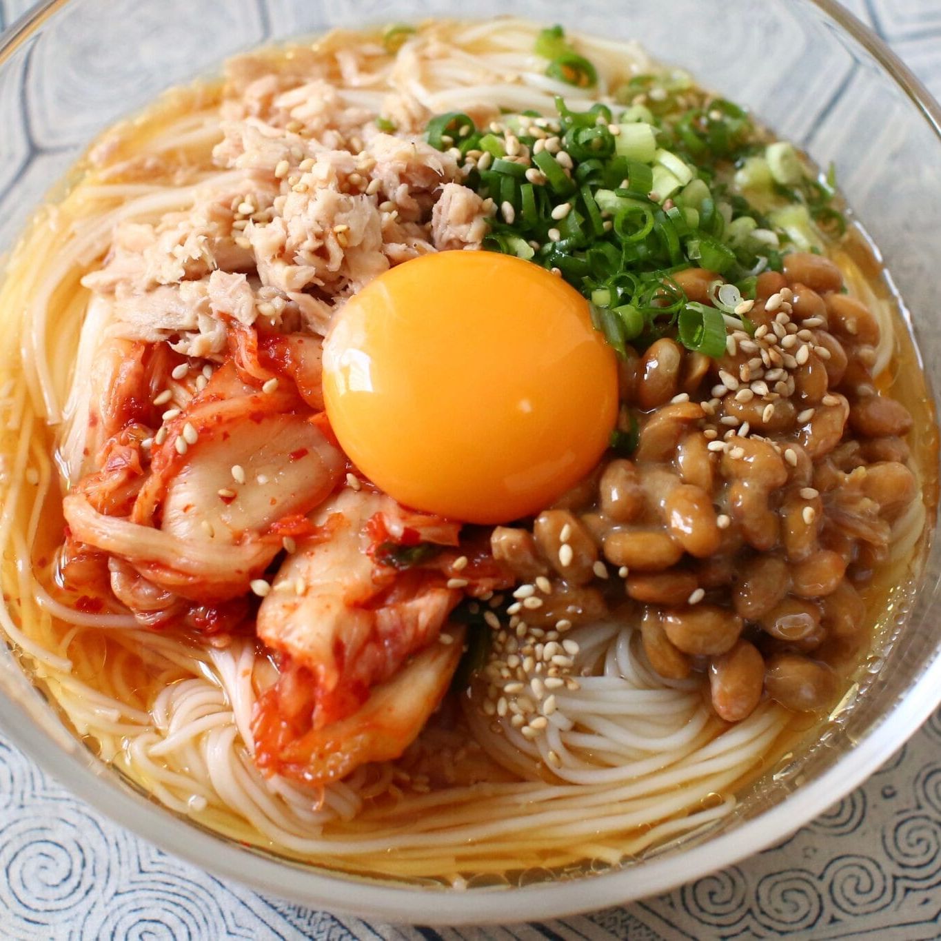 キムチ納豆そうめん｜旨辛で食欲そそる！夏の冷やし麺レシピ | やまで