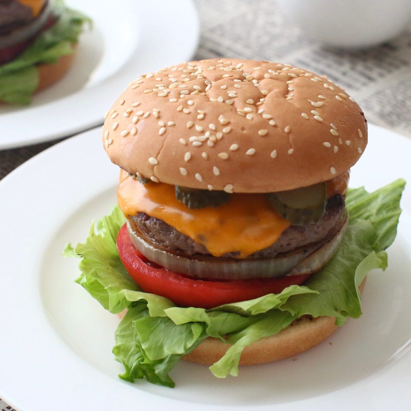 ハンバーガーのレシピ｜粗びきビーフのパティ＆2種のソースで本格