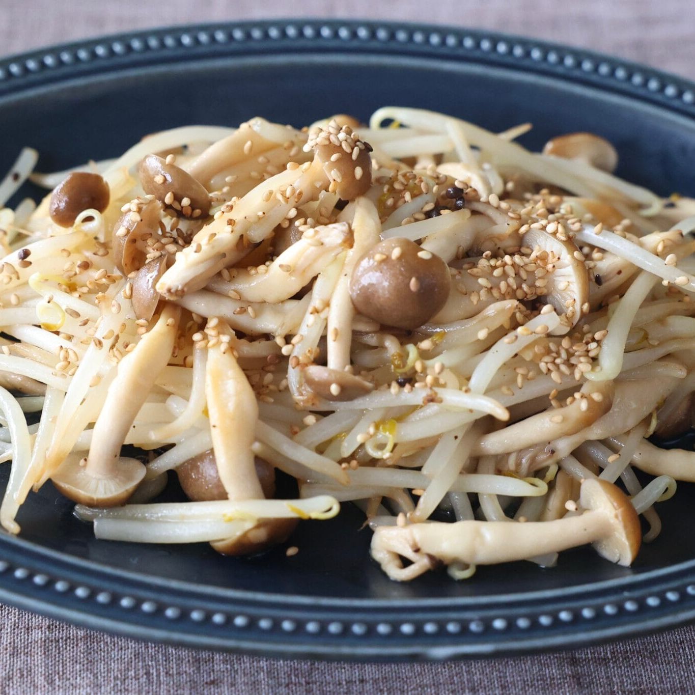 もやしとしめじの中華風うま塩炒め。肉なしでも満足の10分おかず | や