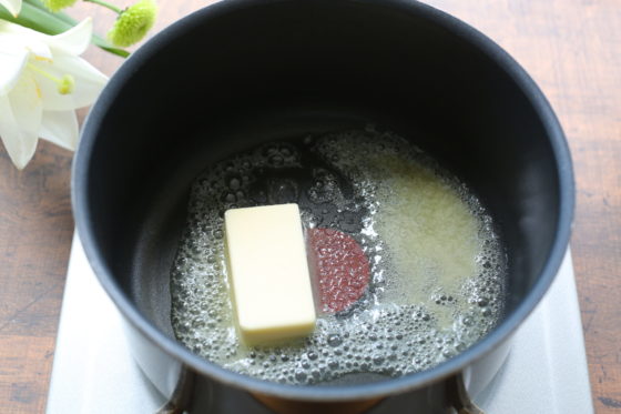 バターを鍋で溶かす