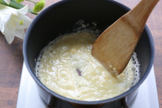 鍋で溶かしたバターに小麦粉を加える