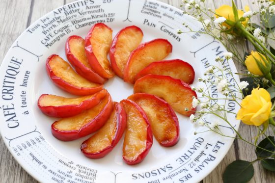 焼きりんごのフライパンレシピ。バターとハチミツの濃厚な味わい。