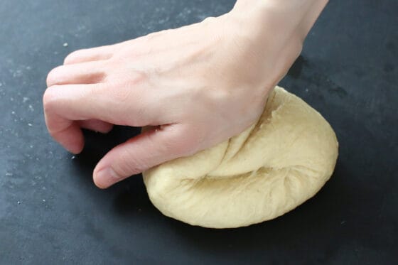 バナナパンの生地にバターを加えてこねる