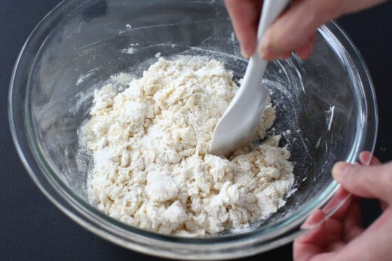 粉類にバナナ液を加えてヘラでざっくりと混ぜる