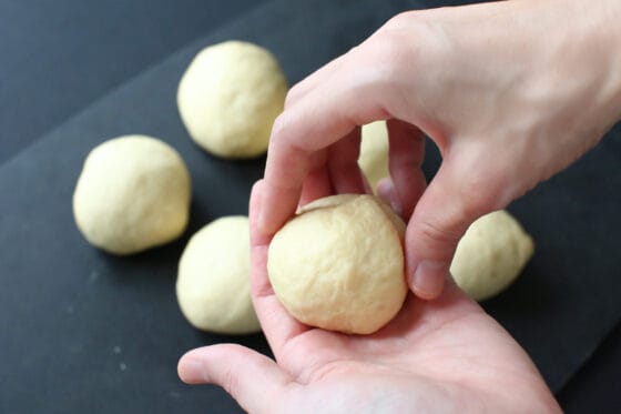 バナナパンの生地を軽く丸める