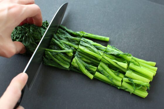 茹でた春菊を食べやすい長さに切る