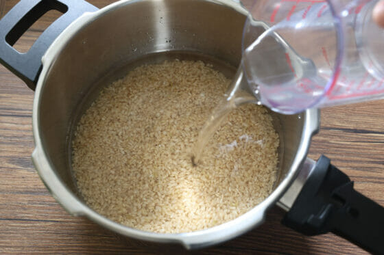 玄米を圧力鍋に入れて水を注ぐ