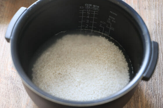 米に水を加えて炊く