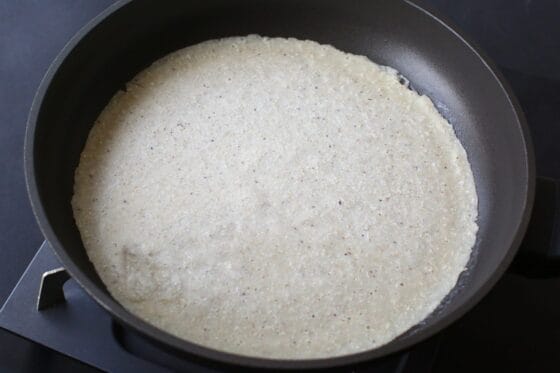 フライパンにガレットの生地を薄く広げる