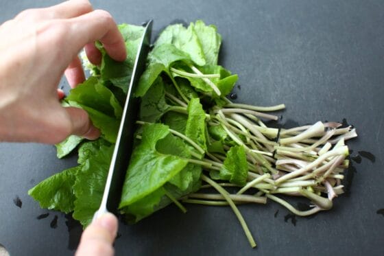 葉わさびを葉と茎を適当な長さに切る