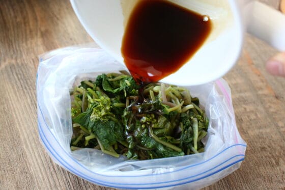 保存袋に入れた葉わさびに調味液を加える