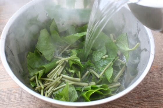 葉わさびをボウルに入れて熱湯をかける
