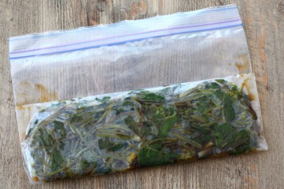 葉わさび醤油漬けを保存袋に入れて密閉する