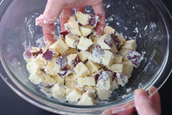 水を加えて石垣団子の生地をまとめる