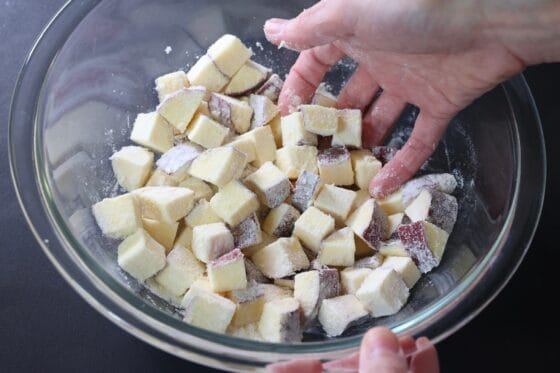 さつまいも全体に粉類をまぶす