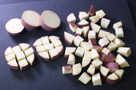 石垣団子用にさつまいもを皮付きのまま角切りにする