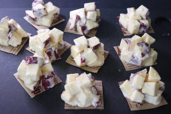 クッキングシートに石垣団子の生地をのせて成形する