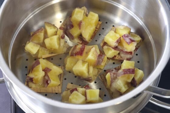 蒸し上がった石垣団子がほくっと仕上がった状態