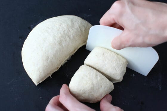 カードでそば粉パンの生地を6等分に切る