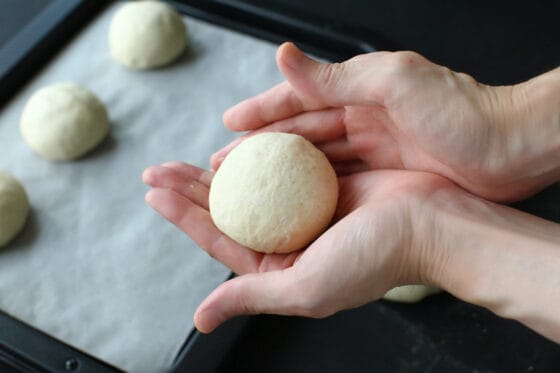 そば粉パンの生地をきれいに丸め直して天板に並べる