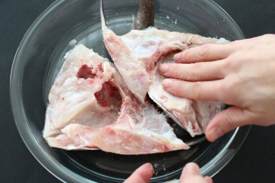鯛の頭に塩をまんべんなくふる