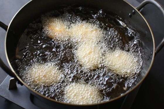 トビウオのすりみを油で揚げる