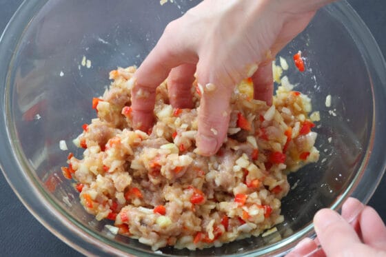 トビウオのすり身に野菜と調味料を混ぜる