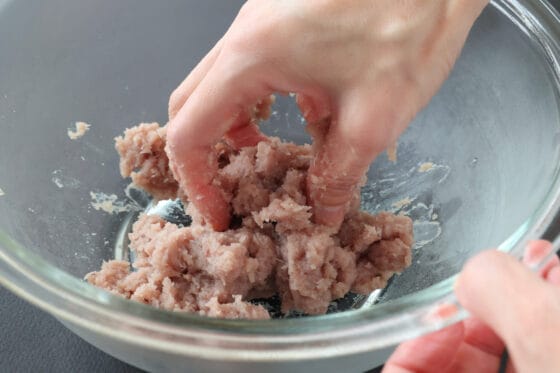 トビウオのすり身を手でこねる