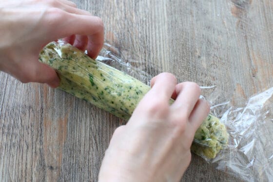 たんぽぽクッキーの生地を棒状にしてラップで包む