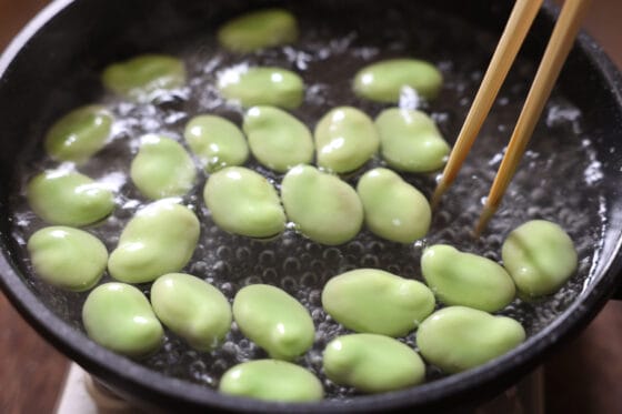空豆を塩茹でする