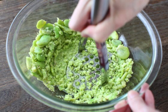空豆をマッシャーでペースト状にする