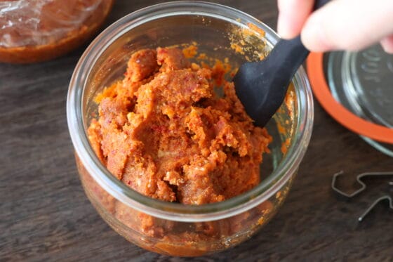 豆板醤を天地返しする