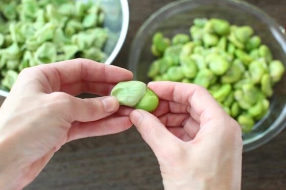 空豆の薄皮を取り除く