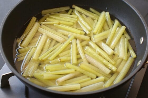 野ぶきを鍋に入れて調味料と水を加える