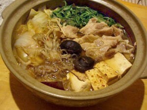 春菊鍋のレシピ。たっぷり1束使った鍋料理、春菊の切り方も紹介。