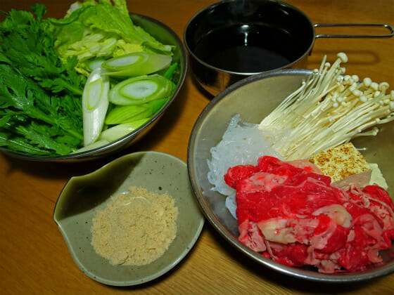野菜と肉と豆腐を切って調味料を混ぜる