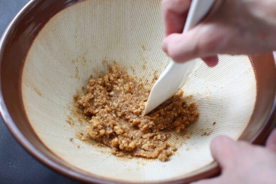 潰したくるみに砂糖・醤油・西京味噌を混ぜる
