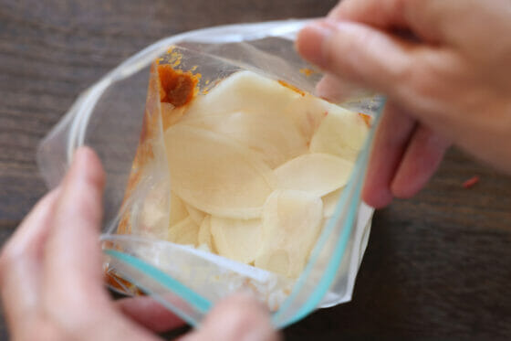 新生姜と味噌を保存袋に入れる