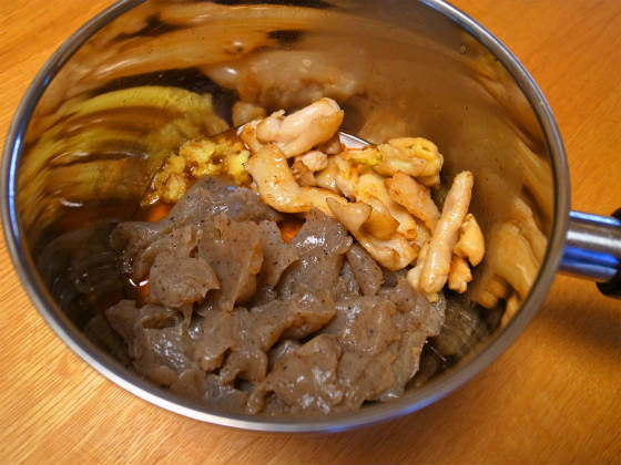鍋に鶏皮とこんにゃくと生姜と調味料を入れる