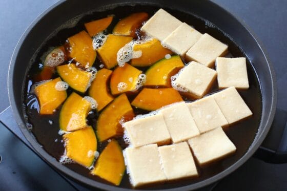 煮汁の中にかぼちゃと高野豆腐を並べる