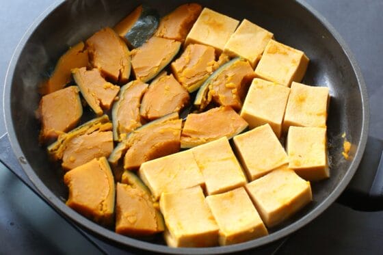 完成したかぼちゃと高野豆腐の煮物