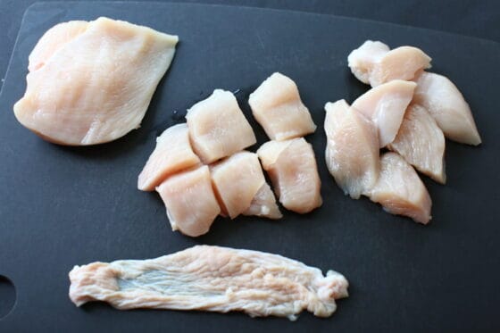 鶏胸肉の皮を取り除き、一口大に切る