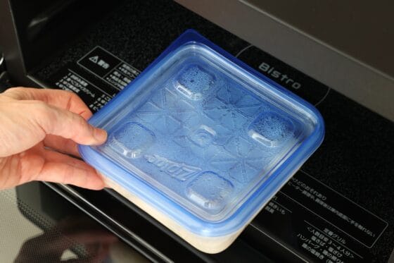 鶏胸肉を入れたタッパーを電子レンジで加熱する