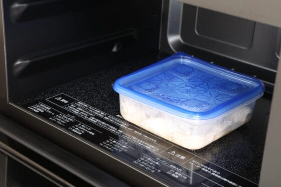 鶏胸肉を入れたタッパーを再び電子レンジで加熱する