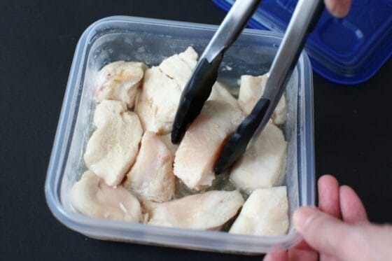 電子レンジで加熱した鶏胸肉をざっくりと返す